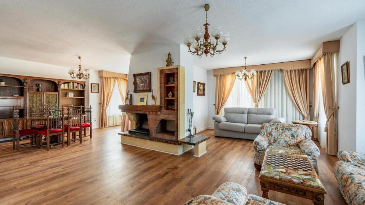 Villa De La Acacia Gojar Buitenkant foto